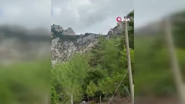 Deprem sırasında yama&ccedil;tan kopan dev kaya k&uuml;tlesi korkuttu