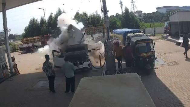 Hindistan'da dolum yapan CNG'li ara&ccedil; patladı