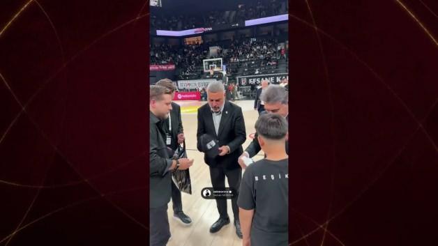 Serdal Adalı'dan minik taraftara anlam dolu hediye! "Bütün arkadaşlarına dağıt"