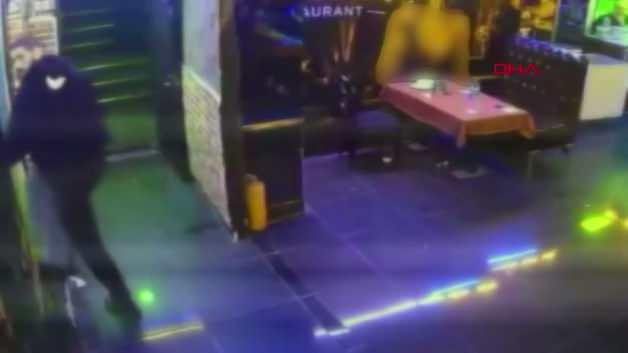 K&uuml;&ccedil;&uuml;k&ccedil;ekmece'de m&uuml;zikholde kanlı gece: M&uuml;dahale eden polis dahil 2 kişi hayatını kaybetti