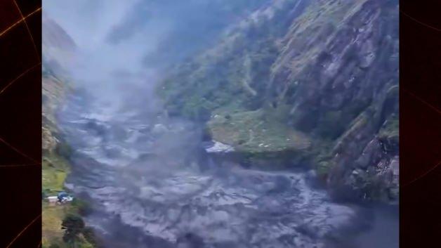 Nepal'de meydana gelen sel korkun&ccedil; g&ouml;r&uuml;nt&uuml;lere sahne oldu