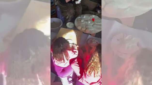 Sinem Kobal&rsquo;ın kızları h&uuml;nerlerini sergiledi! Hamur a&ccedil;tıkları anlar beğeni topladı