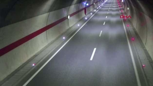 Beton mikserine &ccedil;arpan ara&ccedil; takla atıp alev aldı: Feci kaza anı kamerada!
