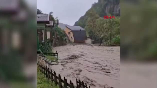 Sakarya'da sağanak nedeniyle dere kenarındaki iki katlı ev yıkıldı