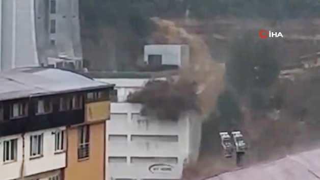 Sarıyer'de dehşet g&ouml;r&uuml;nt&uuml;ler! Sel b&ouml;yle geldi