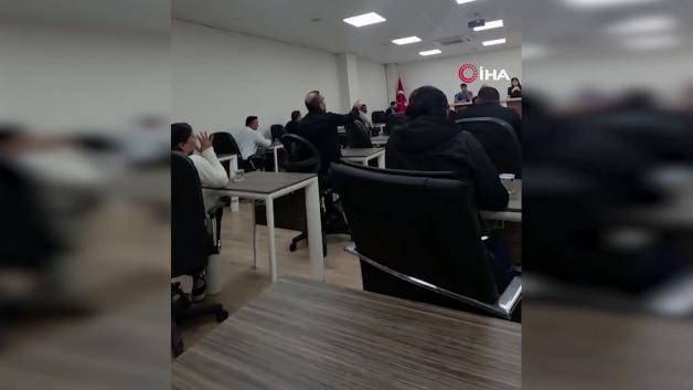 Şırnak'ta belediye meclisi, boks ringine d&ouml;nd&uuml;! Başkan yardımcısı ile meclis &uuml;yesi tekme tokat birbirine girdi