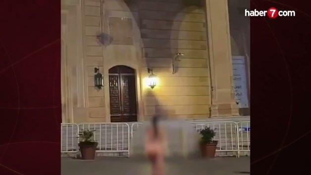 Cami &ouml;n&uuml;nde soyunup dans edip idrarını yaptı