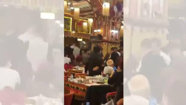 Sahnede korkutan anlar! Usta Sanat&ccedil;ı Hakkı Bulut yere yığıldı