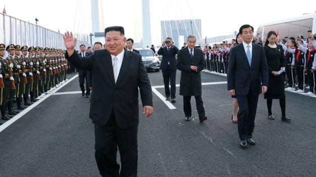 Hakkında &ouml;ld&uuml; iddiaları &ccedil;ıkan Kim Jong-Un &Ccedil;in sınırında ortaya &ccedil;ıktı