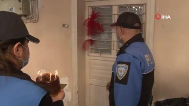 Babasi Cezaevindeki Cocuga Polisten Dogum Gunu Surprizi Video 7