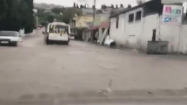 Izmir De Sel Felaketi Yollar Gole Dondu Is Yerlerini Su Basti Video 7