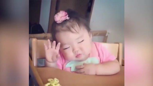 uyurken yemek yiyen bebek sosyal medyayi salladi video 7