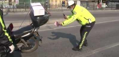 Polis, ekmek i&ccedil;in sokağa &ccedil;ıkan vatandaşa simitlerini verdi