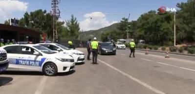 Polis helikopterini g&ouml;r&uuml;nce emniyet kemerini taktı