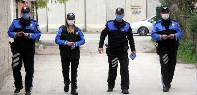 Polis, kapı kapı dolaşıp uyardı! Koronavir&uuml;s aşısı yalanı...