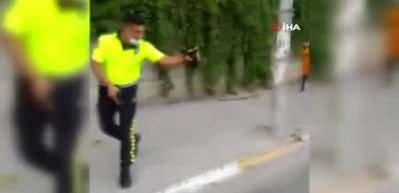 Polis memurunun &uuml;zerine y&uuml;r&uuml;y&uuml;p, &ldquo;En son birinizi &ouml;ld&uuml;receğim ben&rdquo;
