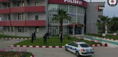 Polis, sosyal mesafeyi koruyarak zeybek oynadı