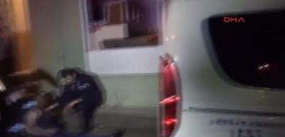  Polis, yanan evde zehirlenen bir kişiyi &ccedil;ıkardı