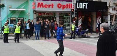 Polise aldırmadan kırmızı ışıkta ge&ccedil;tiler