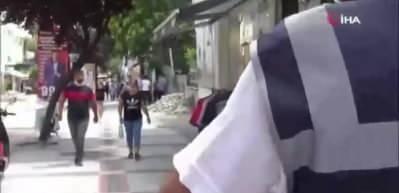 Polisi g&ouml;ren maskesine sarıldı