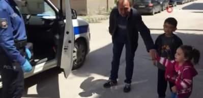 Polisi g&ouml;ren minik kız &ouml;nce ağladı, sonra g&uuml;ld&uuml;