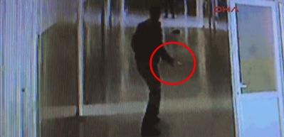 Polisin ilkokulda dehşet sa&ccedil;tığı anlar kamerada!