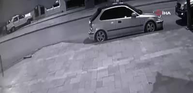 Polisten kaçarken bankaya dalan otomobil güvenlik kameralarına yansıdı