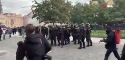 Prag&rsquo;da holiganlar polisle &ccedil;atıştı: 20 yaralı, 16 g&ouml;zaltı