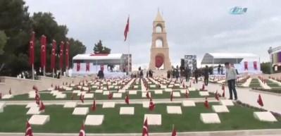 Prens Charles, &Ccedil;anakkale şehitlerini karanfillerle andı