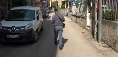 PTT g&ouml;revlileri ev ev maske dağıtıyor