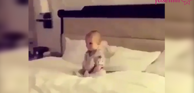 P&uuml;r dikkat &ccedil;izgi film izleyen bebek