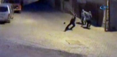 Pusuya d&uuml;ş&uuml;rd&uuml;kleri bakkalı &ouml;l&uuml;m&uuml;ne d&ouml;vd&uuml;ler
