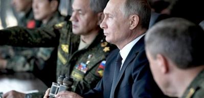 Putin T&uuml;rk k&ouml;kenli savunma bakanıyla izledi!