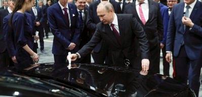 Putin, T&uuml;rk şirketinin inşa ettiği Mercedes fabrikasına gitti