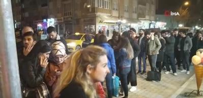 Bilet satışı yapan firmaların &ouml;n&uuml;nde metrelerce kuyruk oluştu
