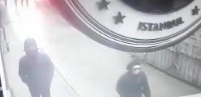 Beyoğlu'nda binanın &ccedil;&ouml;kme anı kameraya yansıdı