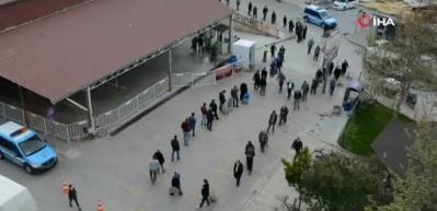 Ramazan ve kısıtlama &ouml;ncesi pazarda 1 kilometrelik kuyruk