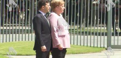 Resmi t&ouml;rende korkutan g&ouml;r&uuml;nt&uuml;ler! Merkel fenalaştı