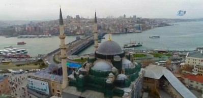 Restorasyonu devam eden Yeni Camii havadan g&ouml;r&uuml;nt&uuml;lendi