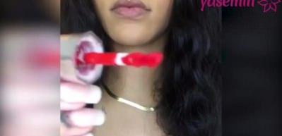 Rihanna&rsquo;dan online kırmızı ruj s&uuml;rme dersi