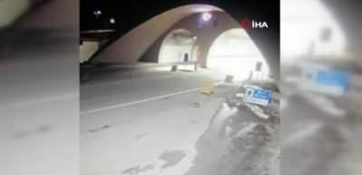 Rize'de g&ouml;ktaşı yağmuru g&uuml;venlik kamerasına yansıdı