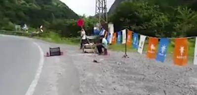 Rizeli k&uuml;&ccedil;&uuml;k &ccedil;ocuklar kendi imkanlarıyla AK Parti'ye oy topluyor