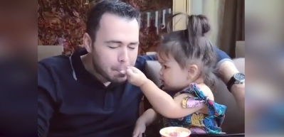 Rolleri değiştiren baba-kızın yemek keyfi