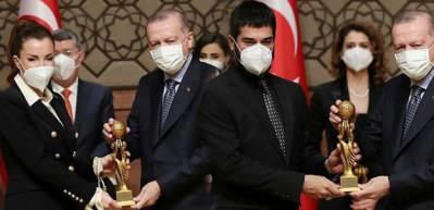 RTGD &ouml;d&uuml;lleri sahiplerini buldu! Ebru Şahin ve Burak &Ouml;z&ccedil;ivit &ouml;d&uuml;llerini...