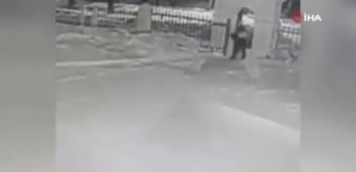 Rusya'da bir baba bebeğini kar yağışının ortasında bırakıp ka&ccedil;tı