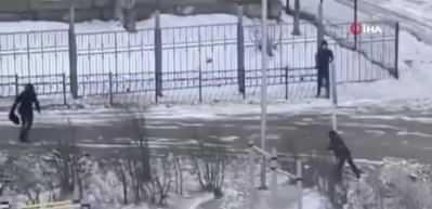 Rusya'da fırtınaya yakalananlar tabelalara sarıldı
