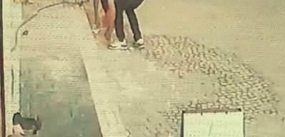  R&uuml;zgarda u&ccedil;uşan binlerce lirayı toplayıp sahibine teslim ettiler