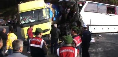 Antalya'da feci kaza: 5 &ouml;l&uuml; 30 yaralı