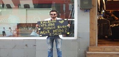 Saatlerce kapının &ouml;n&uuml;nde eşinden af diledi