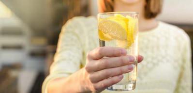 Sabah a&ccedil; karna limonlu su nasıl yapılır? Limonlu su t&uuml;ketimi